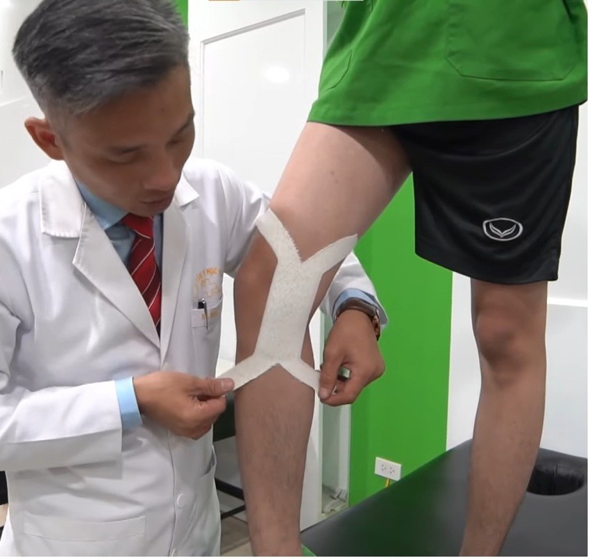 Xé rộng phần rãnh cắt, cố định vào phần băng bó - Nguồn: Internet