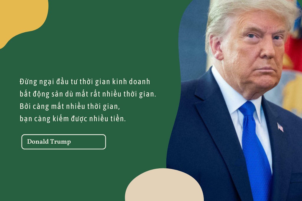 Một người đàn ông đang xem xét bản đồ quy hoạch trong văn phòng môi giới bất động sản.