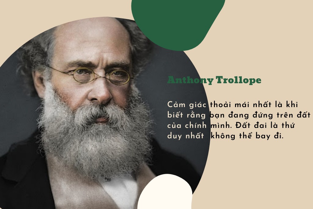 Hai người đàn ông đang trao đổi tài liệu và xem xét bản đồ tại một dự án bất động sản.