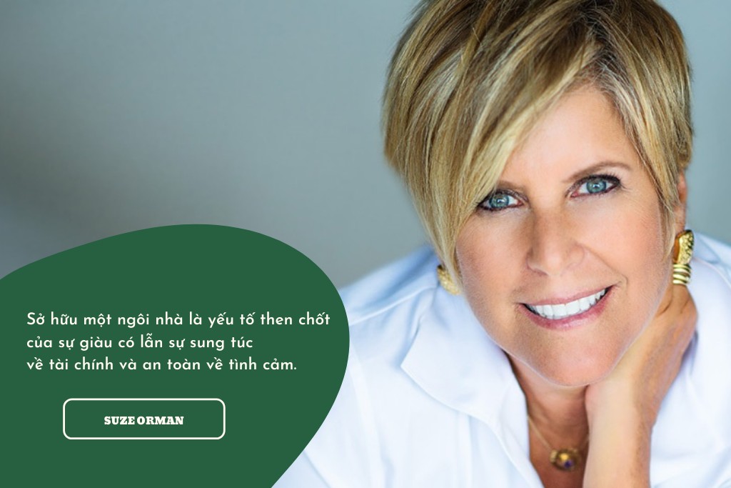 Một nhóm người đang tham quan một căn nhà mẫu, có người môi giới đang giới thiệu.