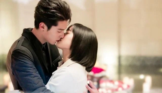 Cô gái và chàng trai đang hôn nhau say đắm