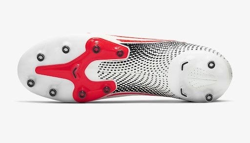 Đế giày đá bóng MG với cấu tạo đa năng