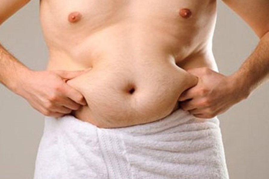 Người đàn ông đang theo dõi chế độ ăn uống lành mạnh