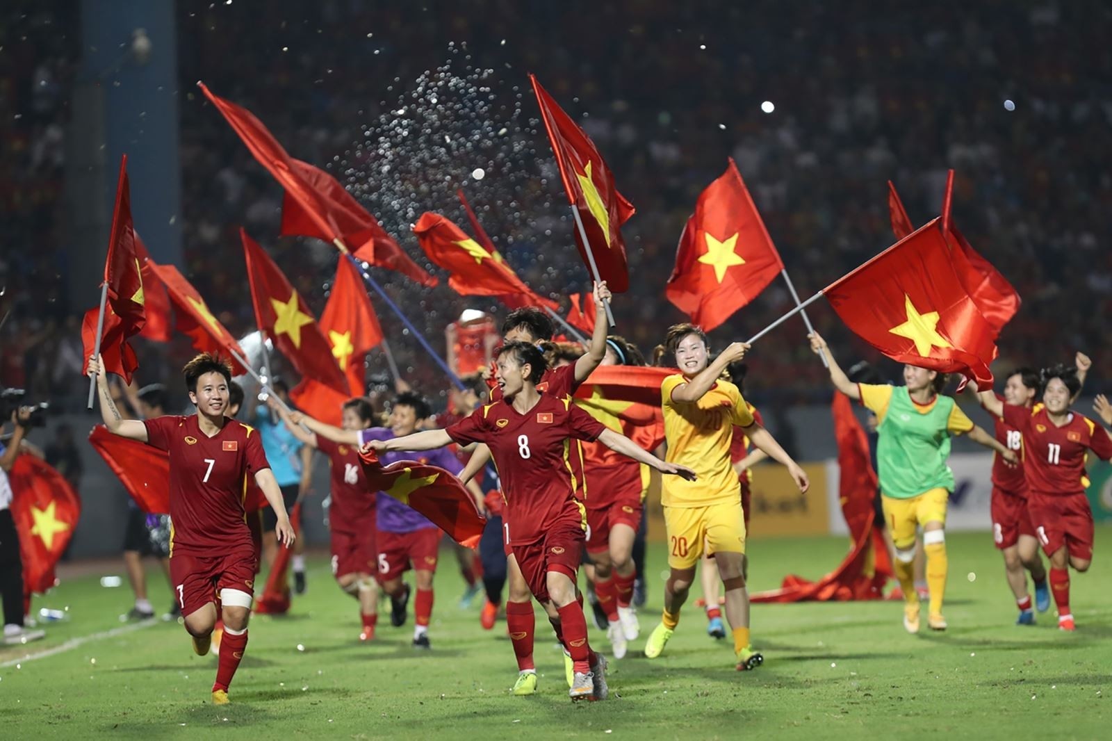 Chàng trai đang chăm chú xem bóng đá