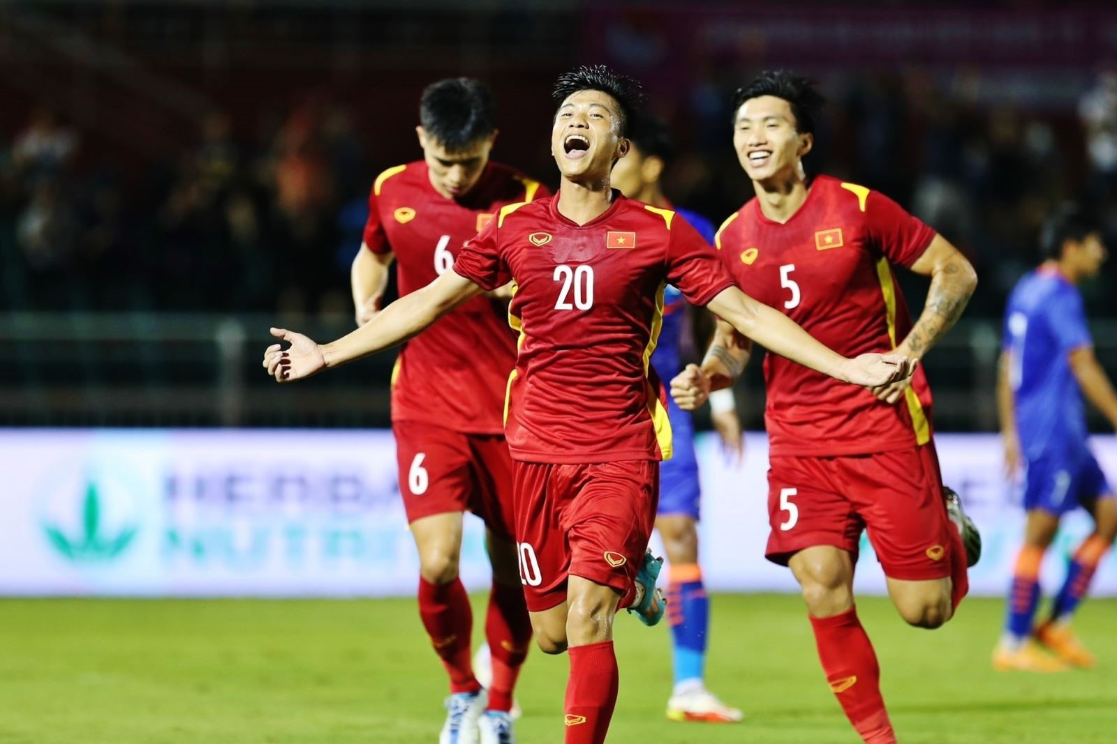 Cầu thủ bóng đá ăn mừng bàn thắng