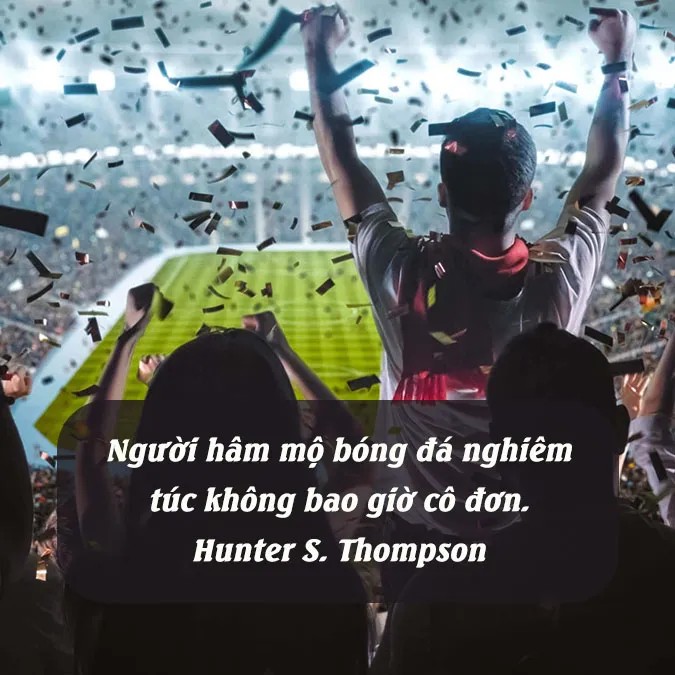 Cầu thủ trẻ tập luyện với bóng dưới ánh nắng chiều