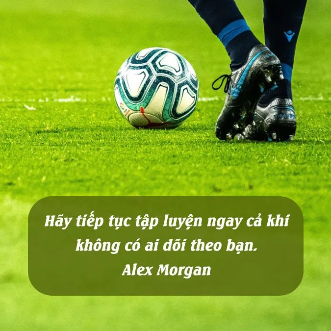 Huấn luyện viên chỉ đạo chiến thuật cho cầu thủ trong trận đấu