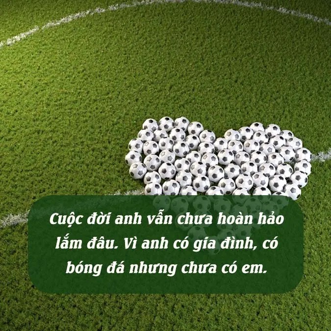 Một cặp đôi trẻ cùng nhau xem trận đấu bóng đá trên ghế sofa