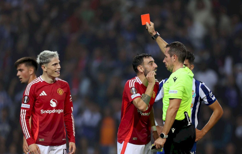 Cầu thủ có hành động thô thiển có thể bị nhận thẻ đỏ