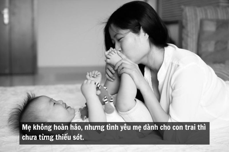 Một người mẹ âu yếm con trai mình