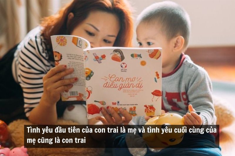 Một người mẹ nhìn theo bóng lưng con trai đang đi xa