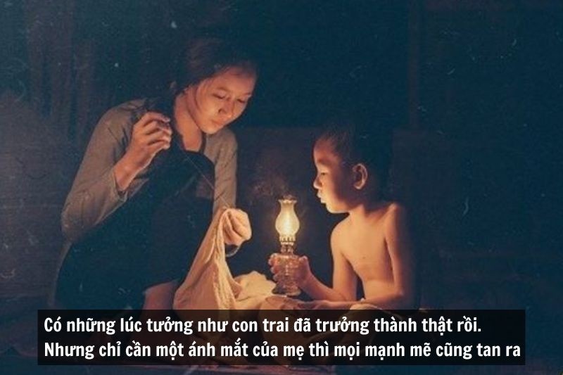 Người mẹ trìu mến nhìn ngắm con trai trưởng thành