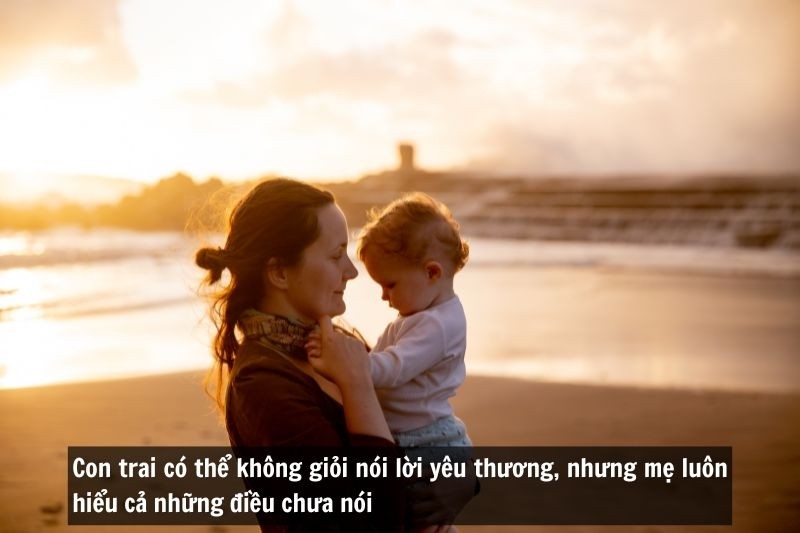 Hình ảnh người mẹ đang âu yếm con trai mình