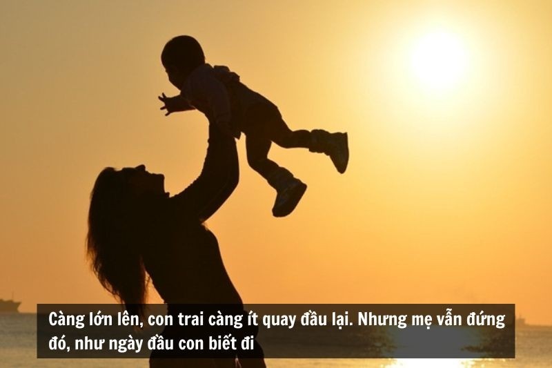 Một người con trai ôm mẹ mình thật chặt