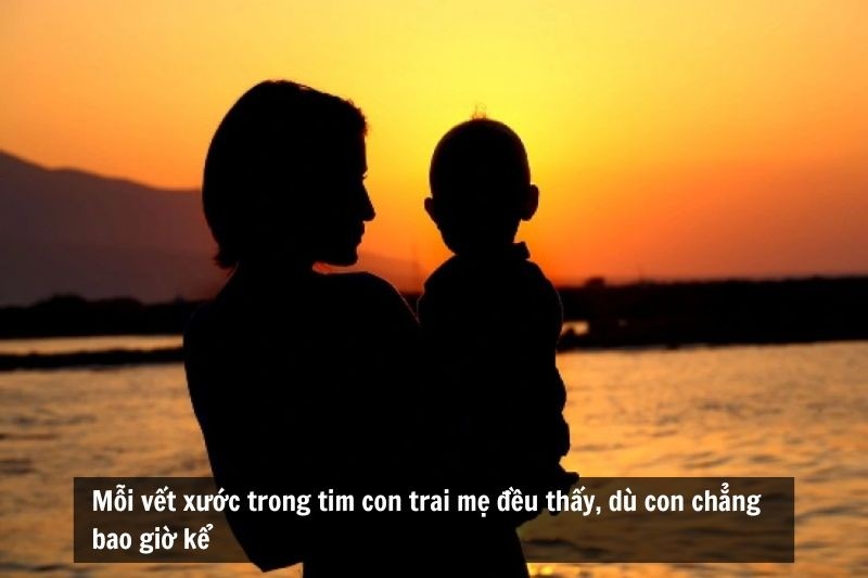 Người con trai thể hiện sự quan tâm, chăm sóc mẹ