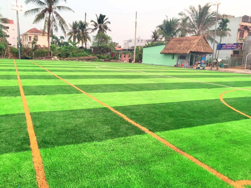 Chất lượng mặt cỏ nhân tạo mới, ít trơn trượt.