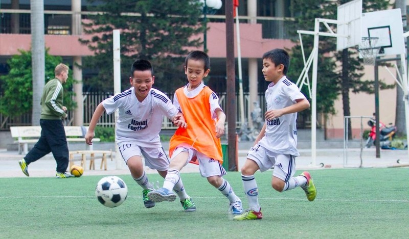 Các cầu thủ đang thi đấu một trận bóng đá sôi nổi