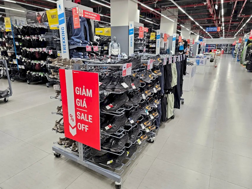 decathlon ban nhieu loai san pham bong da 1