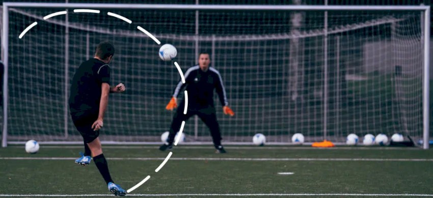 Follow-through và hướng bóng cú sút xoáy trong