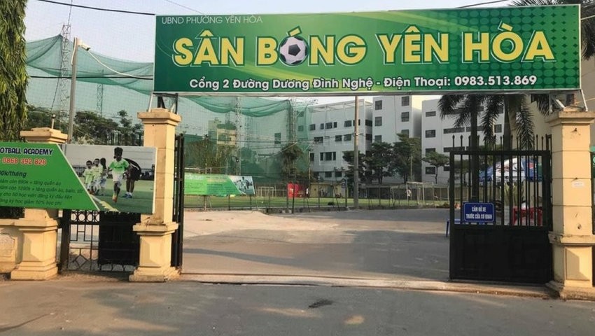 Vị trí của sân bóng Yên Hòa nằm ở khu vực Trung tâm thành phố