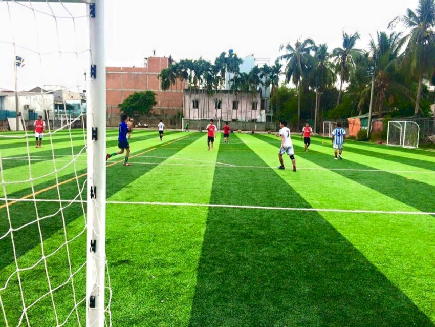 Không gian sân rộng rãi, thoáng mát.