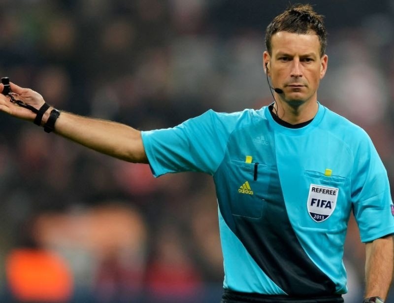 Trọng tài chính điều khiển trận đấu