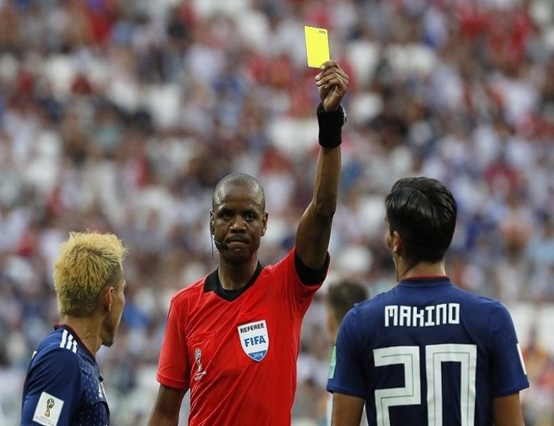 Trọng tài rút thẻ vàng và thẻ đỏ