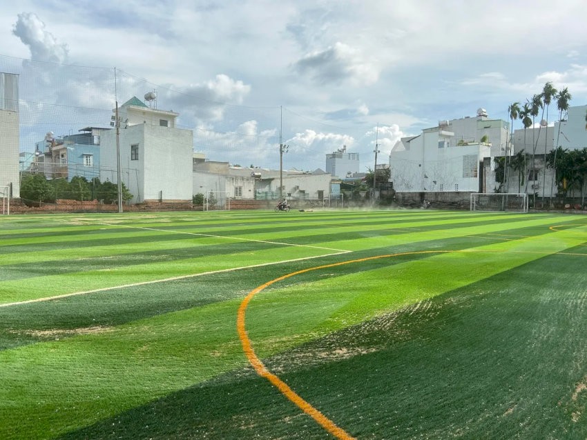 Mặt sân cỏ nhân tạo được bảo trì thường xuyên.