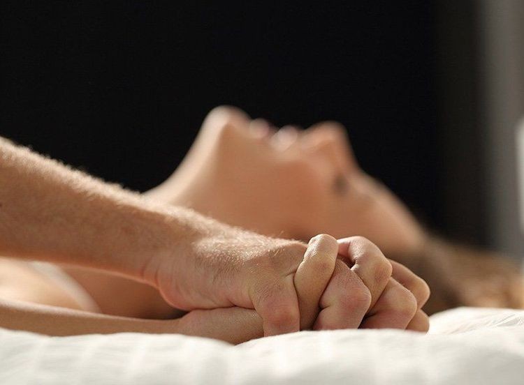 Cặp đôi thực hiện tư thế quan hệ cưỡi ngựa