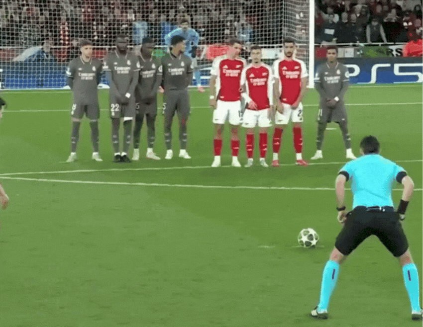 Một cú sút xoáy từ đá phạt trực tiếp