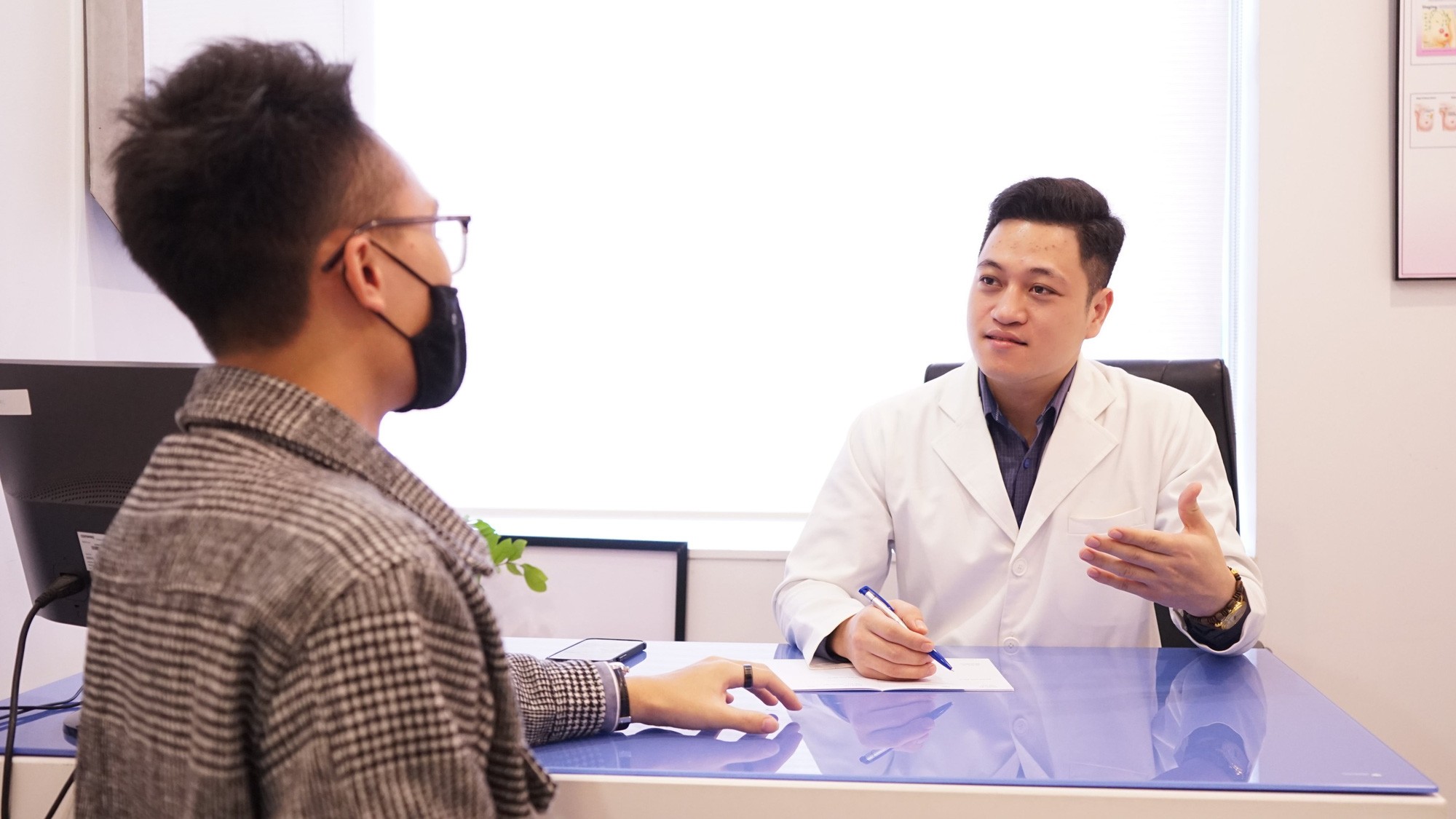 Một người đàn ông đang kiểm tra sức khỏe của mình