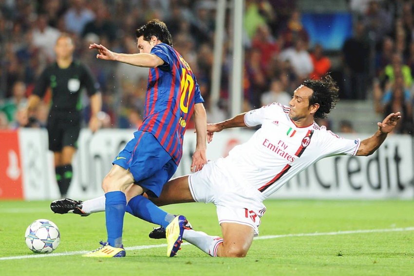 Phòng ngự là kỹ năng quan trọng của một trung vệ