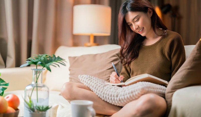 Một người đang tập yoga trong không gian yên tĩnh, thư giãn