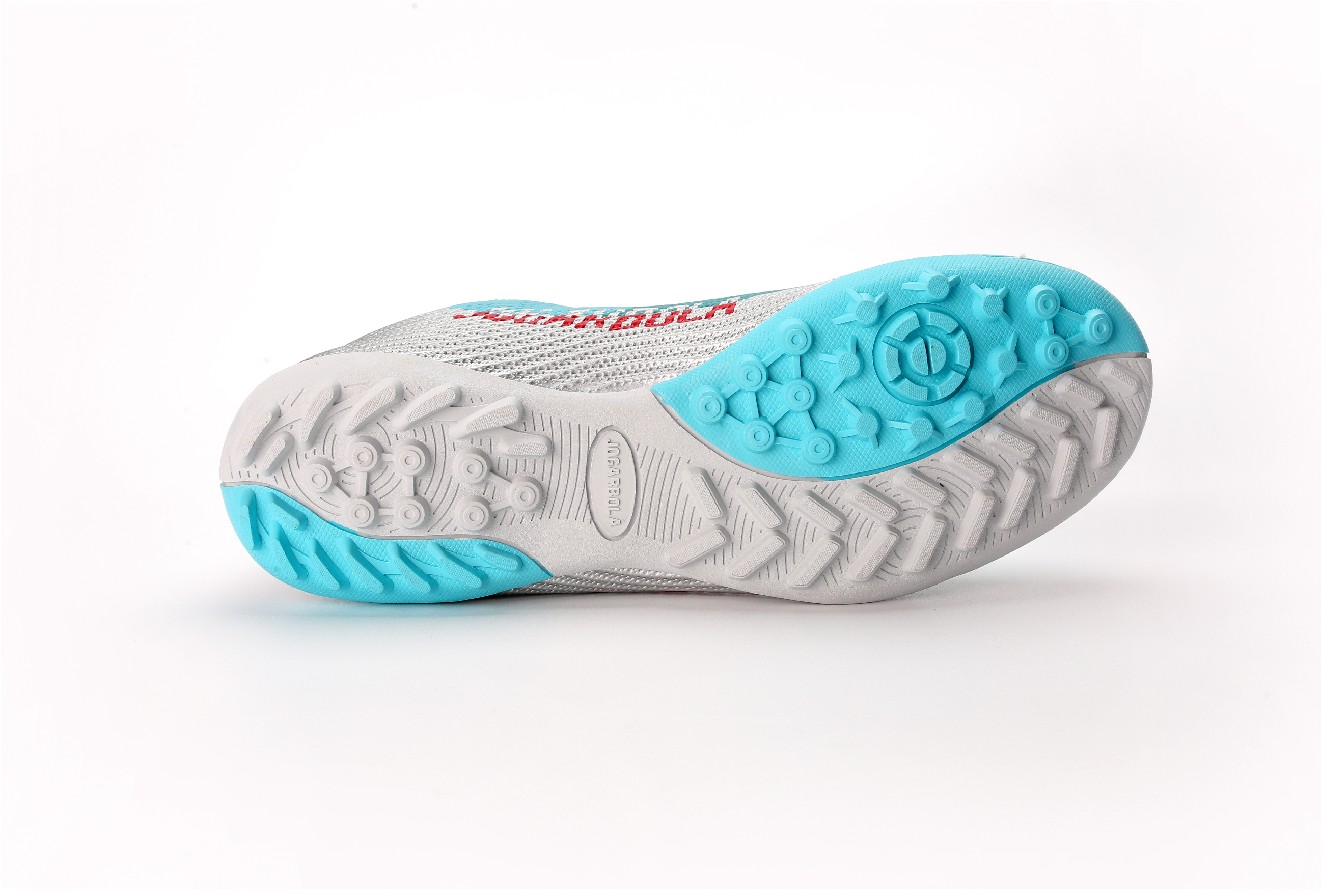 Đế giày đá bóng TF với rất nhiều đinh cao su nhỏ