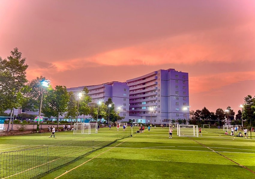 Sân bóng đá Ngôi Sao HCA mở cửa cả ngày nên khách hàng có thể tới chơi bất cứ lúc nào