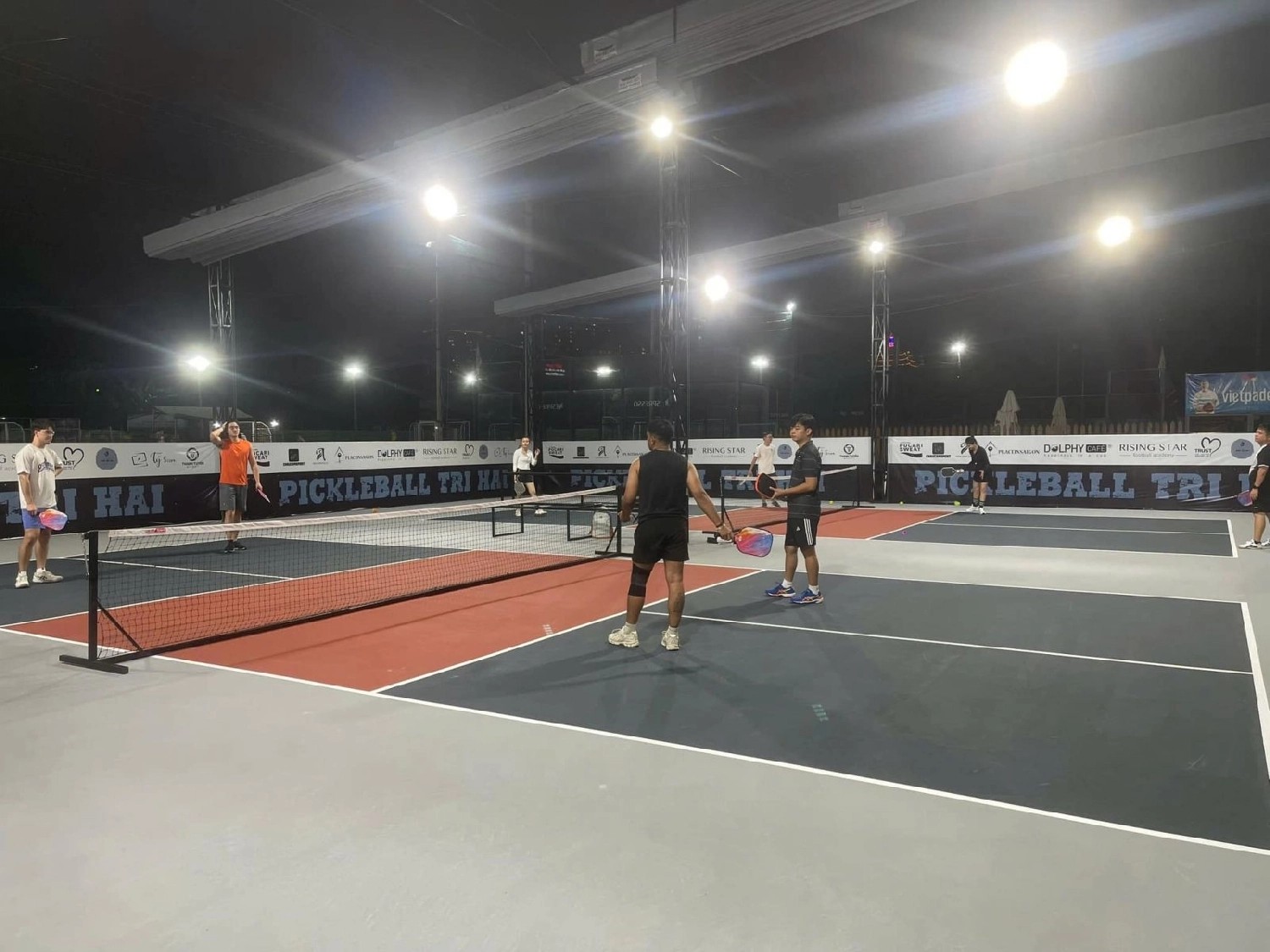 Không gian thoáng đãng và hệ thống chiếu sáng hiện đại tại sân Pickleball Trí Hải