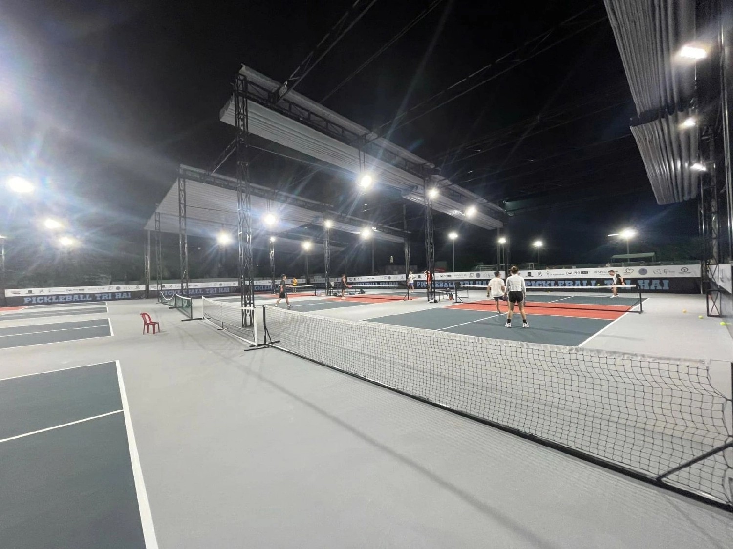 Các tiện ích đi kèm giúp nâng cao trải nghiệm người chơi tại sân Pickleball Trí Hải