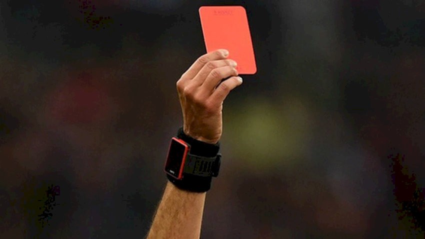 Thẻ đỏ là mức xử phạt cuối cùng cho các hành vi phạm lỗi nghiêm trọng