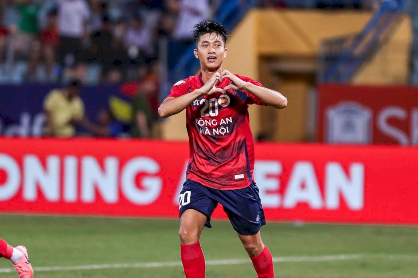 Tiền đạo Phan Văn Đức