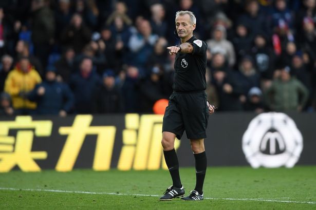 Trọng tài chỉ tay vào chấm phạt đền