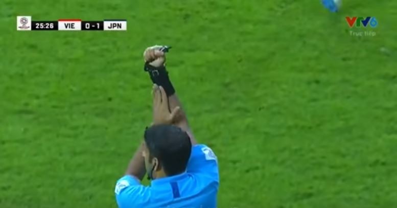 Trọng tài mô tả bóng chạm tay