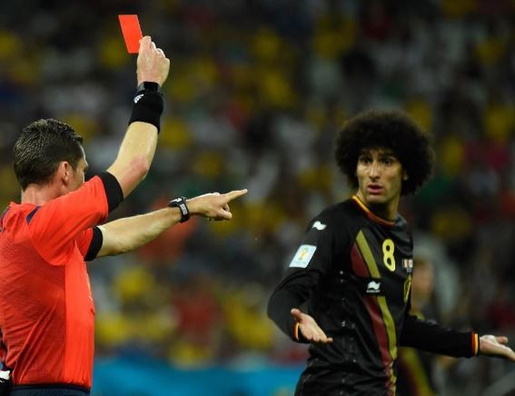 Trọng tài rút thẻ đỏ