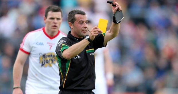 Trọng tài rút thẻ vàng