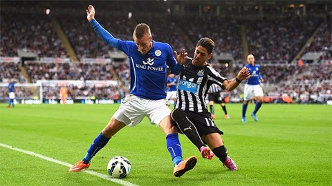 Trọng tài đang xem xét một tình huống trên sân