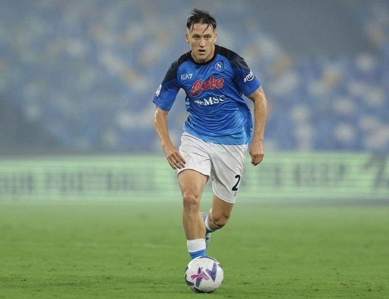 Tiền vệ phòng ngự nằm giữ vị trí trung tâm phía trên hàng hậu vệ