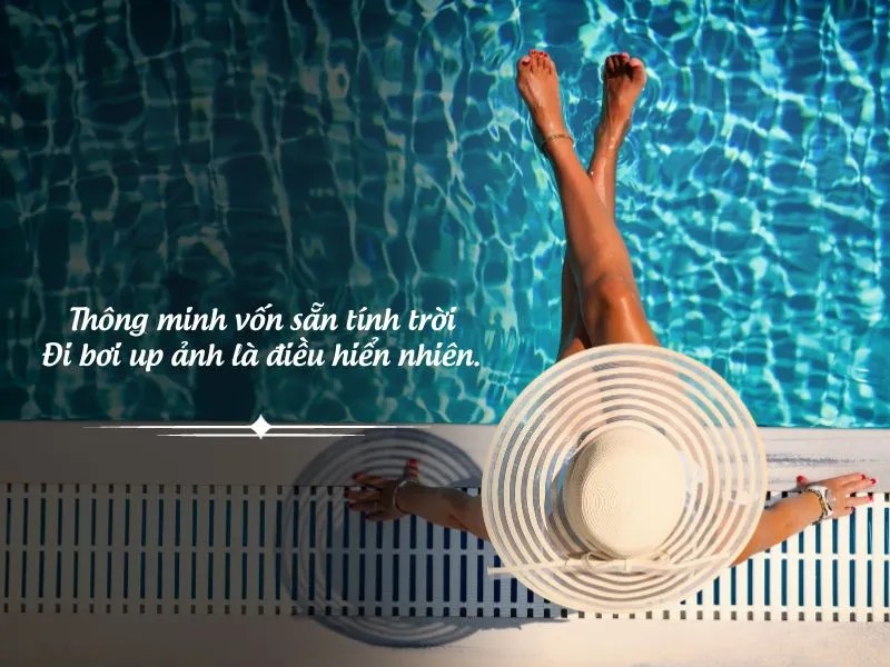 Cảnh một nhóm bạn vui vẻ trong hồ bơi