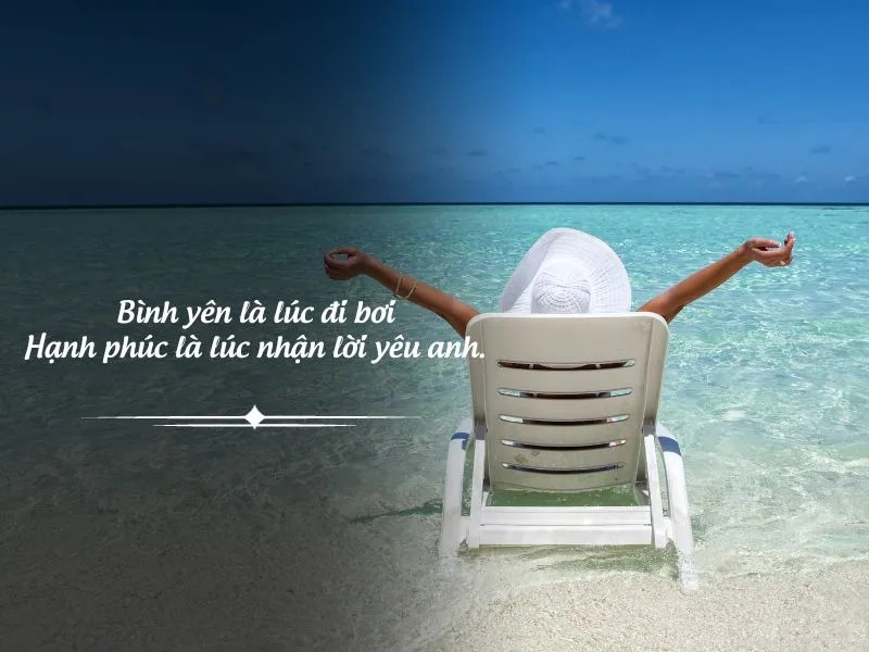 Một cô gái xinh đẹp đang bơi trong hồ bơi