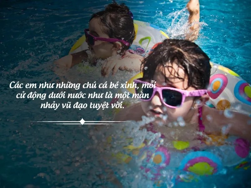 Một em bé đang vui đùa trong hồ bơi
