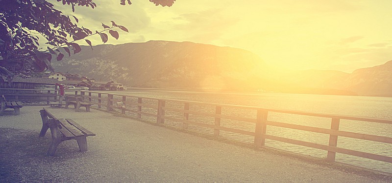 Ánh nắng ban mai rực rỡ chiếu qua khung cửa sổ, mang lại cảm giác ấm áp và hy vọng