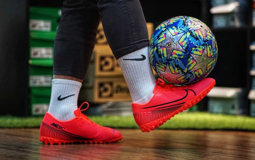 Giày đá banh với upper da tổng hợp có nhiều màu sắc và họa tiết